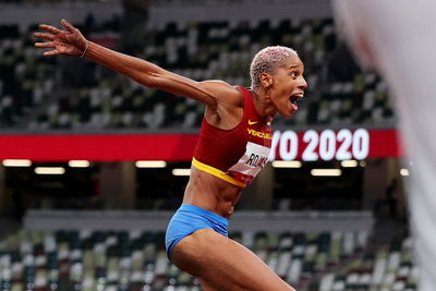Tokio: Yulimar Rojas gana oro para Venezuela en salto triple femenino y bate el récord olímpico y mundial