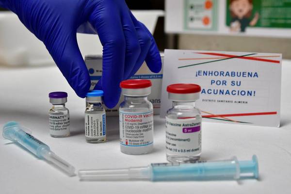Pfizer y Moderna suben los precios de sus vacunas contra el coronavirus - ADN Digital