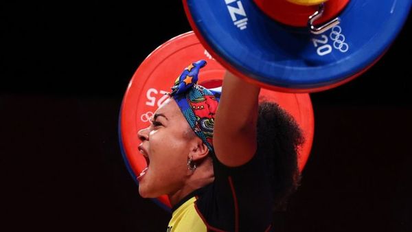 La ecuatoriana Neisi Dajomes se alza con el oro olímpico en halterofilia