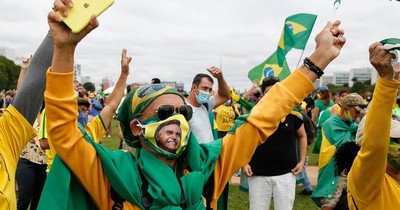 La Nación / Manifestantes pro-Bolsonaro protestan contra sistema electoral en Brasil