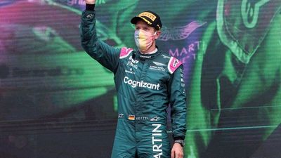 Sebastian Vettel, descalificado y Lewis Hamilton más líder