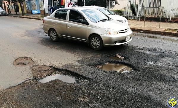 Baches se “adueñan” de calles céntricas •