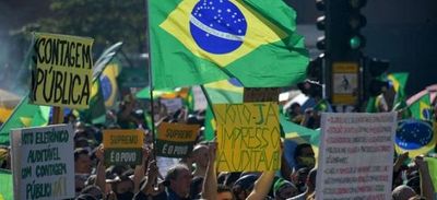 Manifestantes pro-Bolsonaro protestan contra sistema electoral en Brasil