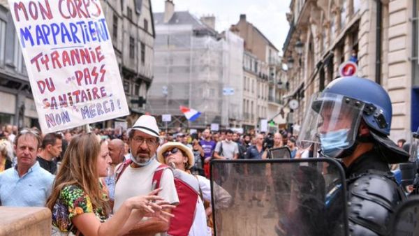 Siguen las protestas en Francia contra el certificado de vacunación