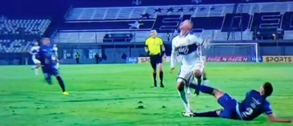 La jugada entre Aquilino y Derlis que todo Olimpia pidió penal