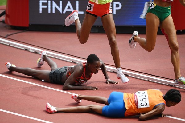 ¡Impresionante! Atleta se cae en plena corrida, pero remonta de forma increíble