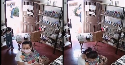 La Nación / Tienda de recuerdos fue blanco de una descuidista