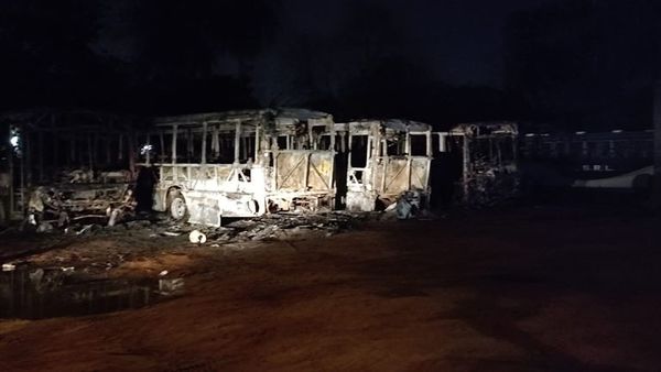 Cuatro buses de la línea 19 ardieron en llamas en Luque - Nacionales - ABC Color