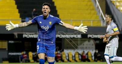 La Nación / Guaraní golea y es puntero