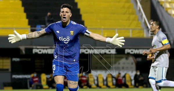 La Nación / Guaraní golea y es puntero