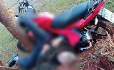 Motociclista muere tras chocar contra un árbol