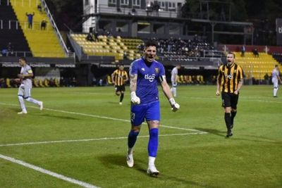 Guaraní golea y se asoma a la punta