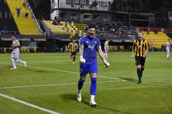 Guaraní golea y se asoma a la punta