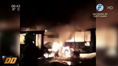 Cuatro buses se incendiaron en parada en Luque