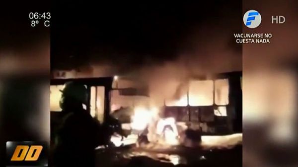 Cuatro buses se incendiaron en parada en Luque