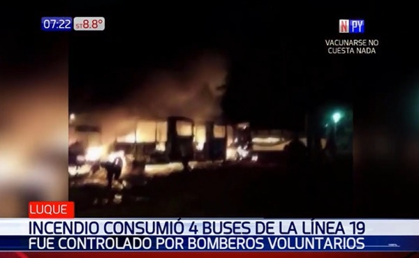 Incendio consume cuatro buses en Luque