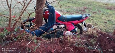 Motociclista muere al estrellarse violentamente contra un árbol en Presidente Franco