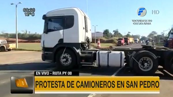 Camioneros movilizados cierran ruta en Santa Rosa del Aguaray