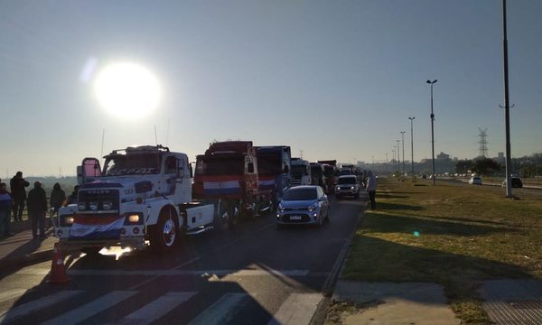 Más de 350 camioneros se manifiestan en la Costanera