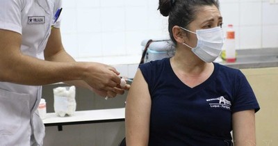 La Nación / Miles de trabajadores priorizados acuden a recibir segunda dosis en Asunción
