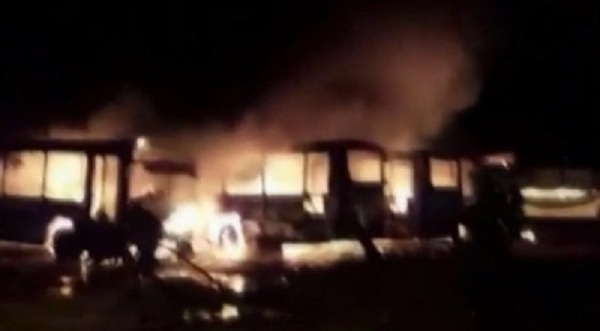 Cuatro unidades de transporte público se incendiaron en una parada de Luque (Video)