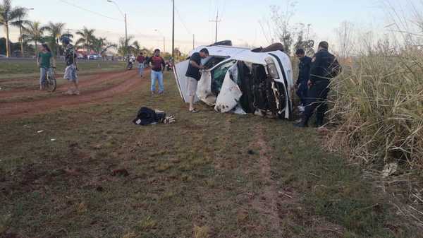 Vuelco de vehículo deja lesionados y daños materiales en Santa Rita