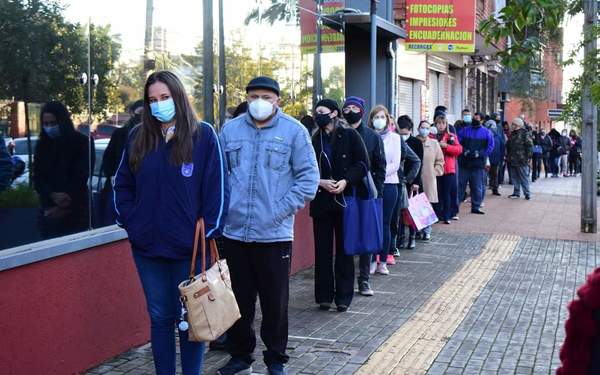 DOCENTES ACUDEN POR SUS SEGUNDAS DOSIS EN LA UNAE