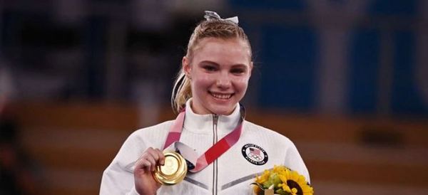La gimnasta estadounidense Jade Carey gana el oro olímpico en suelo