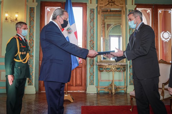 Presidente Mario Abdo recibió cartas credenciales de embajador de República Dominicana