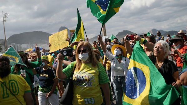 Seguidores de Bolsonaro protestan contra el voto electrónico