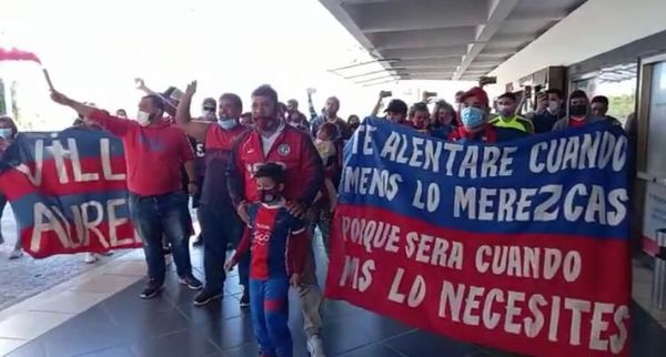 Hinchas de Cerro, presentes en el aeropuerto para despedir al plantel - Cerro Porteño - ABC Color