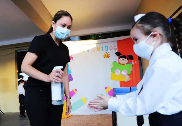 Si vacunación a docentes 'va bien', clases presenciales podrían retornar en 70% antes de fin de año lectivo, estima sindicato