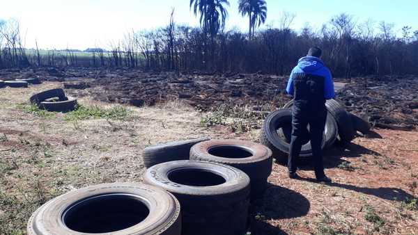 Inconsciencia: Siguen arrojando cubiertas donde hubo gran incendio días atrás