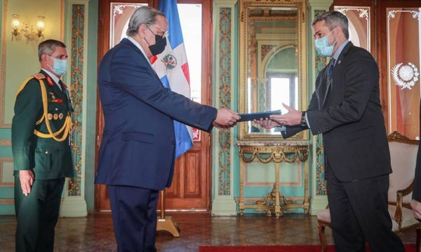 Abdo Benítez recibió cartas credenciales de embajador de República Dominicana