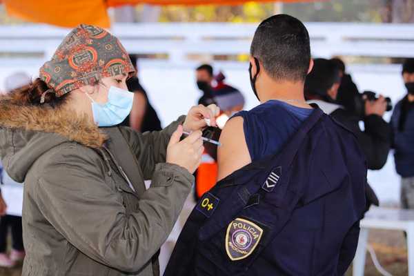 Hoy deben inmunizarse 97.518 trabajadores esenciales