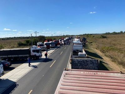 Camioneros recrudecen media de fuerza en Ñeembucú - Nacionales - ABC Color