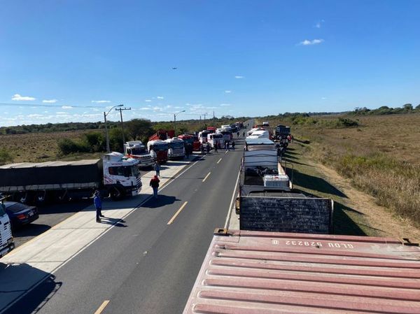 Camioneros recrudecen media de fuerza en Ñeembucú - Nacionales - ABC Color