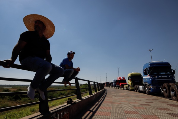 Camioneros paraguayos toman Asunción para exigir regular el precio de los fletes - MarketData
