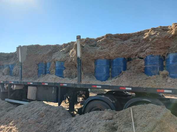 Detectan un camión de gran porte con tambores de precursores químicos
