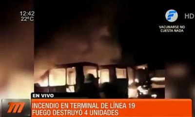 Incendio consumió cuatro buses de la linea 19 | Telefuturo
