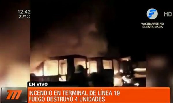 Incendio consumió cuatro buses de la linea 19 | Telefuturo