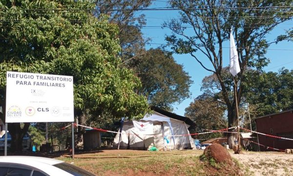 Voluntarios de Cruz Roja se toman descanso tras arduo trabajo en refugio