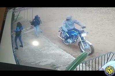 [VIDEO] Motochorros asaltan a una estudiante en Luque •
