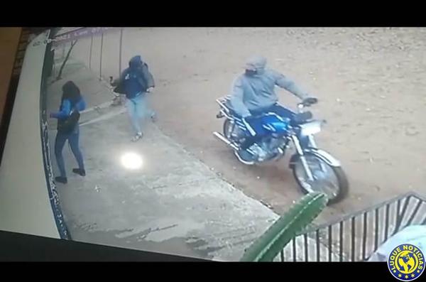 [VIDEO] Motochorros asaltan a una estudiante en Luque •