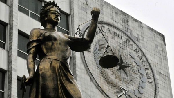 Ex funcionario demanda a ministros de la Corte