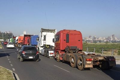 Sin consenso, seguirá movilización del gremio de camioneros - Nacionales - ABC Color