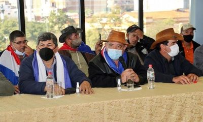 Camioneros seguirán en paro a pesar de concretar acuerdo con el Congreso