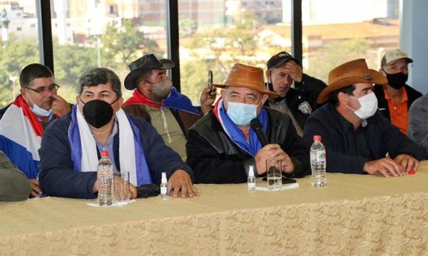 Camioneros seguirán en paro a pesar de concretar acuerdo con el Congreso
