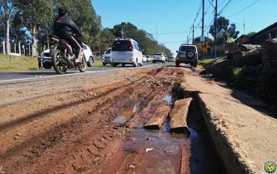 Vecinos urgen al MOPC reparar peligrosas banquinas en la ruta Luque-Areguá •