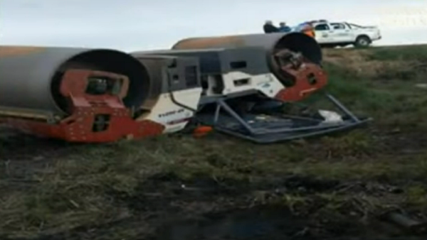 Operario de aplanadora fallece tras volcar al costado de la ruta